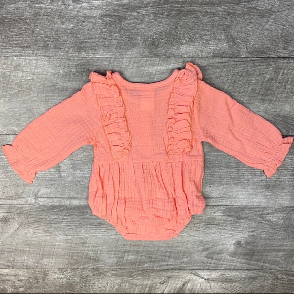 Baby girls coral cotton linen ruffle romper - Picture 2 of 2